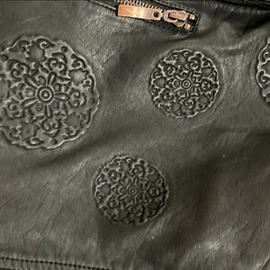 Montanaco‎ Black Women's medium faux leather Jacket with embossed design thumbnail 4
