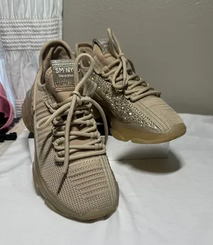 Women's Beige Sneaker with Rhinestone Detail Sz 7.5 Steve Madden Maxima like new thumbnail 1