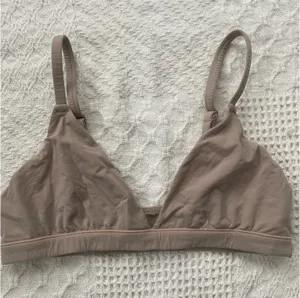 SKIMS Triangle Fits Everybody Bralette thumbnail 1