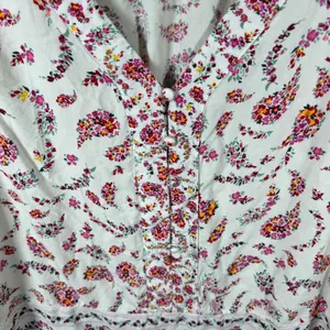 Old Navy White Floral Paisley Rayon Flutter Sleeve Button V-Neck Blouse Boho M thumbnail 4