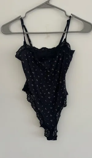 SKIMS fits everybody onyx rosebud lace trim cami bodysuit thumbnail 1