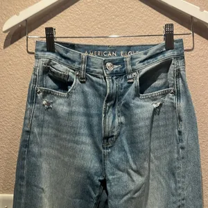 American Eagle Woman’s Mom Jeans Size 00 Short Distressed thumbnail 3