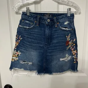 Abercrombie & Fitch‎ embroidered denim skirt size 25 thumbnail 2