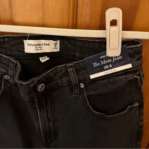 NWT Abercrombie & Fitch Curve Love High Rise Mom Jeans: Washed Black, Size 28 thumbnail 5