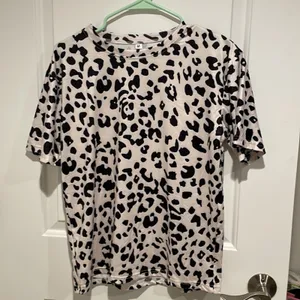 Women's Leopard Print T-Shirt Animal Pattern Short Sleeve Tee Size medium thumbnail 3