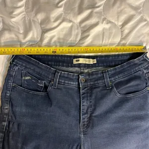 Levi’s Size 20W 512 Perfectly Shaping Bootcut Inseam 28 inches thumbnail 4