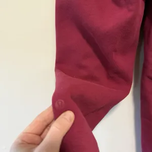 Lululemon‎ Scuba High-Rise Jogger Sweatpant in Dark Pink Size 2 thumbnail 5