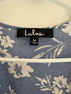 Lulus Blue‎ White Floral Wrap Dress Medium 3/4 Sleeve Ruffle Hem thumbnail 2