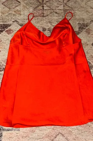 Red cowl going out top Size M thumbnail 2