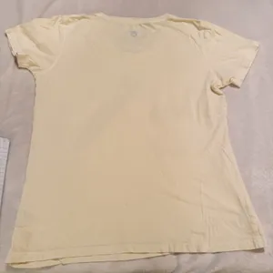 Life Is Good Crusher T-Shirt Womens M Simplify Yellow short Sleeve beach chair thumbnail 4