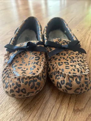 Women’s UGG Dakota Leopard Bow slippers size 6 thumbnail 2