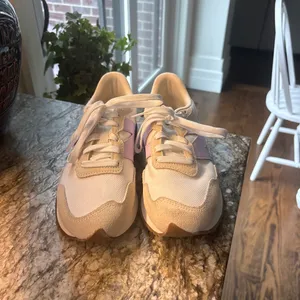 New Balance Shoes Women’s thumbnail 2