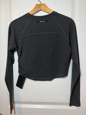 Alphalete Stratus Long Sleeve Crop Top in Charcoal Grey thumbnail 7