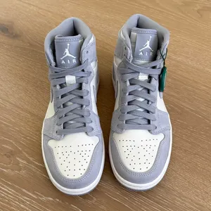 Air Jordan 1 Retro High Pale Ivory Sneakers Size W 7 in Off White Gray thumbnail 3