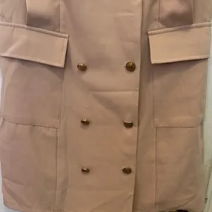 Pretty Little Thing NUDE SLEEVELESS GOLD BUTTON DETAIL BLAZER DRESS thumbnail 3