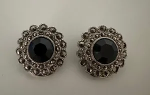 Vintage Faux Onyx Rhinestone Filagree Clip On Earring in Silver Tone Metal thumbnail 1