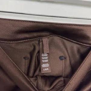 SKIMS Disco Skinny Pants in Cocoa Size Large thumbnail 7