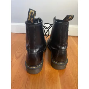 Dr. Martens 1460 Smooth Leather 8-Eye Lace Up Boots Black Classic Combat women 8 thumbnail 4