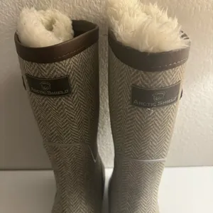 Arctic Shield size 10 Brown/Tan Sherpa Lined Waterproof Rubber Boots thumbnail 3
