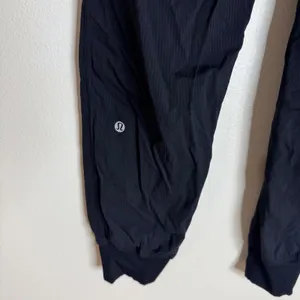 Lululemon Jogger Pants Women's Beyond the Studio Seersucker black size 4 gym thumbnail 7