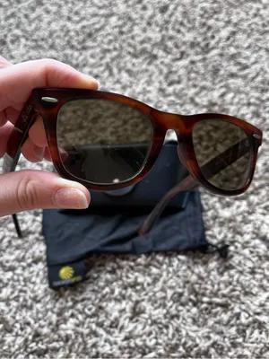 Ray-Ban Wayfarer Tortoise Sunglasses thumbnail 2