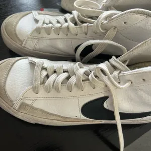 Nike womens Sneakers thumbnail 1
