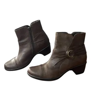 Clarks Boots Womens Size 8.5N Brown Leather Ankle Zip Booties Cap Toe 80834 thumbnail 2