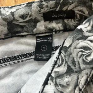 Seven7 Black White Floral Rose Print‎ Skinny Jeans Women's Size 4 Stretch Denim thumbnail 4