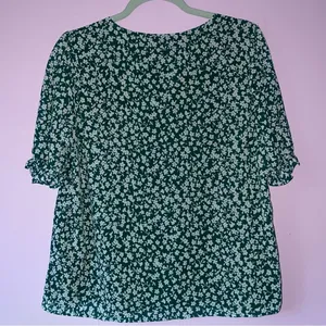 J. Crew Size M Green Ditsy Floral Top Short Sleeve Blouse thumbnail 6