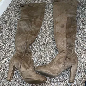 Womens Charlotte Russe Over The Knee Brown Heeled Boots thumbnail 2