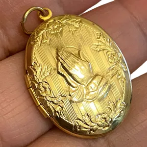 Praying Hand Vintage Locket Etched Floral Pendant Gold Tone Prayer Open Closed thumbnail 3