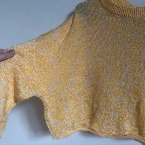 H&M  Cropped Sweater thumbnail 2