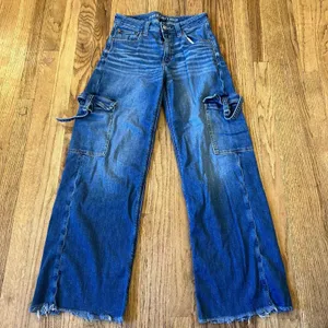 American Eagle Women 2 Wide Leg Cargo Jeans Medium Wash Raw Hem Stretch Denim thumbnail 1