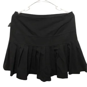 Chic Black Pleated Mini Skirt with Bow Detail - Versatile and Stylish thumbnail 2
