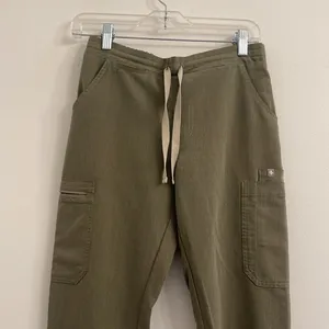 Figs woman olive green cargo scrubs size XS/T thumbnail 3