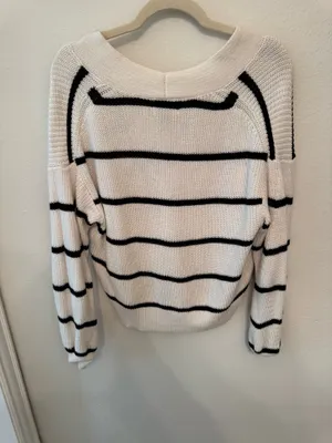 Universal Threads Sweater thumbnail 3