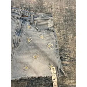 American Eagle Distressed Light Wash Daisy Embroidered Cut Off Mom Shorts Size 0 thumbnail 8