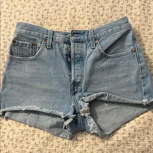 Levi’s cutoff jeans thumbnail 2