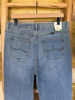 NEW Wrangler Women’s High Rise Bootcut Light Wash Blue Denim Jeans, Size 12x31 thumbnail 10