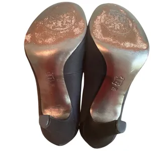 Tory Burch Black Satin Crystal Medallion Stiletto Pumps Heels Size 7 thumbnail 8