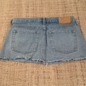 Hollister Light Blue Frayed Denim Cut Off Mini Skirt Size 5 y2K 2000s thumbnail 4