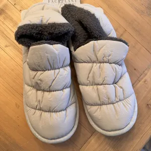Faceplant Dreams‎ Puffer Slippers Size 7/8 Medium Gray Cozy Plush Indoor Shoes thumbnail 3