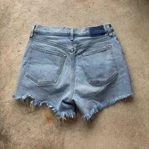 Abercrombie & Fitch The 4" Mom Short High Rise thumbnail 3