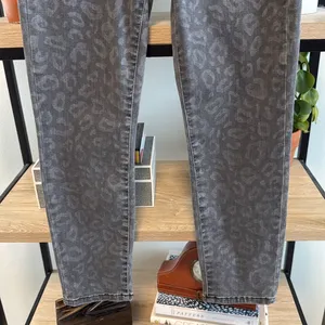 Miss Me Mid-Rise Ankle Skinny Gray Leopard Print Jeans, 28 thumbnail 4
