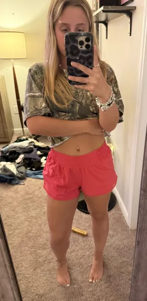 Lululemon Shorts Hotty Hot 2.5" Sonic Pink thumbnail 1
