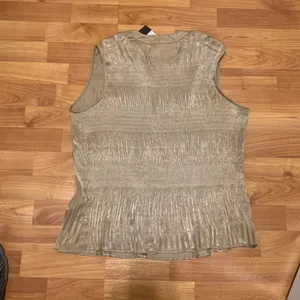 Tahari Tan Plissé Pleated Sleeveless‎ Blouse New With Tags in size M thumbnail 2