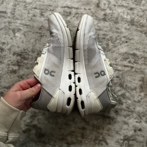 Oncloud Women’s Tennis shoes Women’s 7 Like New barely worn too small for me thumbnail 6