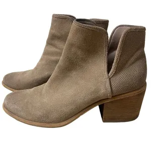 9.5 Hinge Perforated Heeled Ankle Bootie thumbnail 5