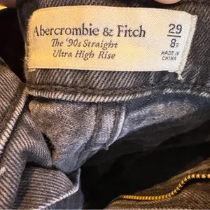 Abercrombie 90’s Straight Ultra High Rise Black Distressed Women's Jeans thumbnail 5