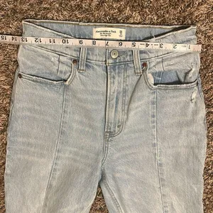 Abercrombie & Fitch The ‘90s Straight Ultra High Rise Jeans thumbnail 4